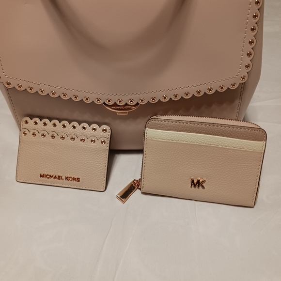 Authentic Michael Kors Satchel, extra webbing strap, card holder, and cardcase. - Picture 7 of 11